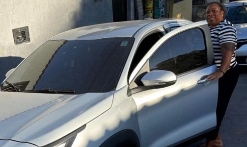 Vânia Maria, mãe de Patrick, do Atlético, com o carro novo