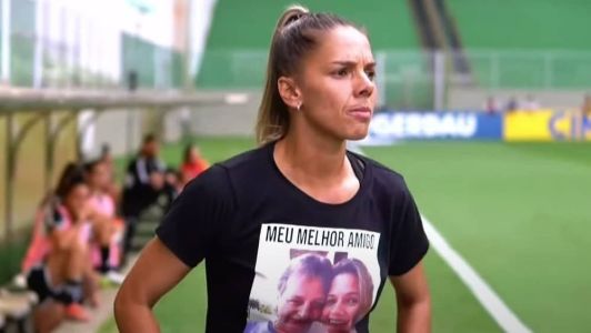 Vantressa usa camisa em homenagem ao pai