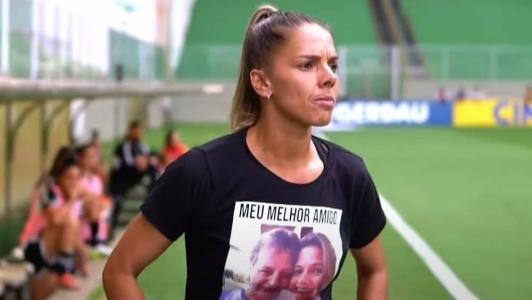 Vantressa usa camisa em homenagem ao pai