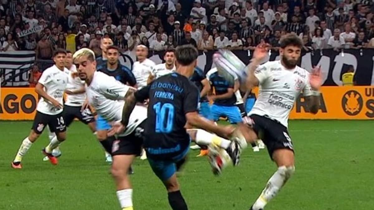 Veja diálogo do VAR em Corinthians x Grêmio: 'Está recolhendo o braço'