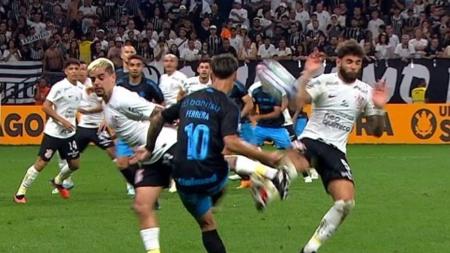 VAR entendeu que Yuri Alberto estava recolhendo o braço
