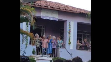 Varanda do lar de idosos virou um "mini" bloco de carnaval