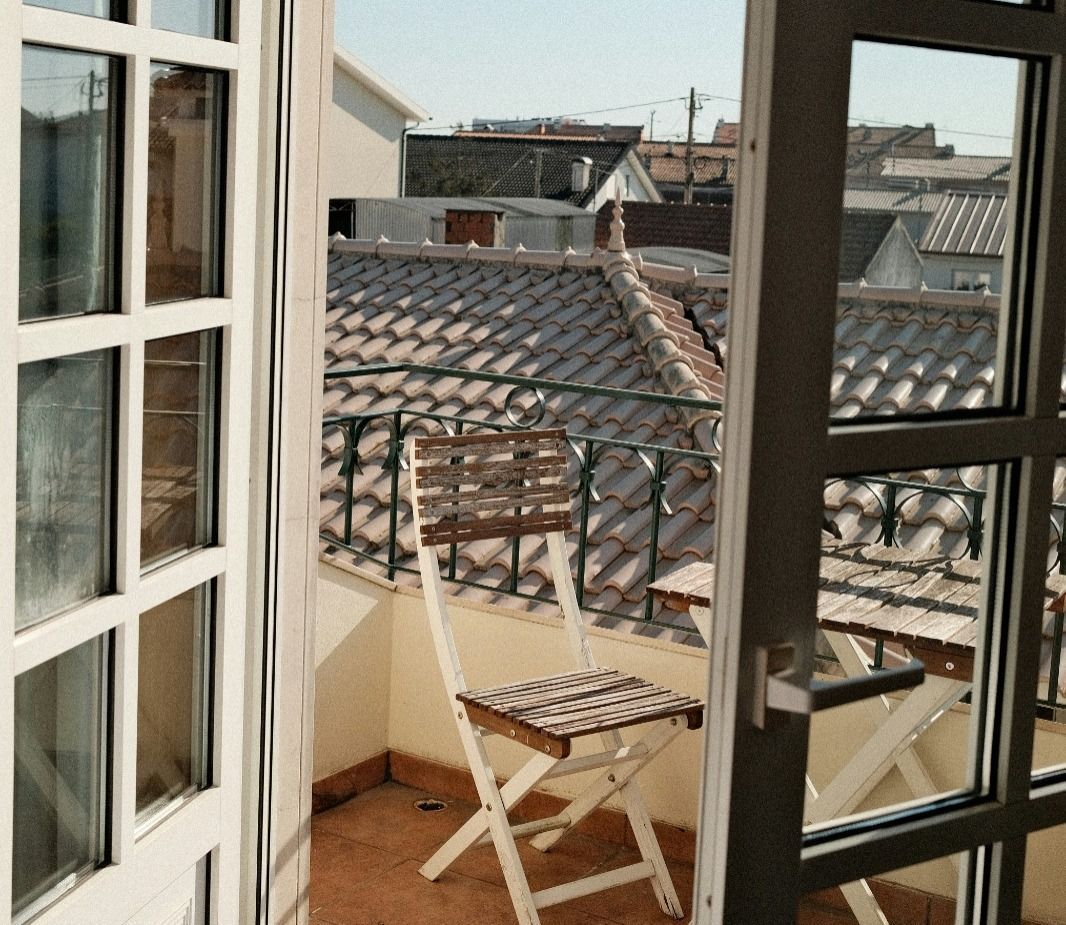Como aproveitar minha mini varanda? Arquiteto dá dicas de móveis e aponta principais erros