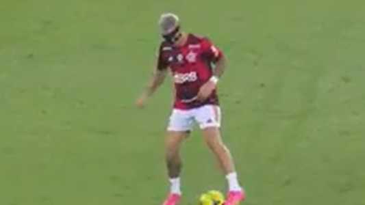 Varela aquece de máscara de proteção no rosto antes de enfrentar o Grêmio