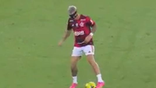 Varela aquece de máscara de proteção no rosto antes de enfrentar o Grêmio