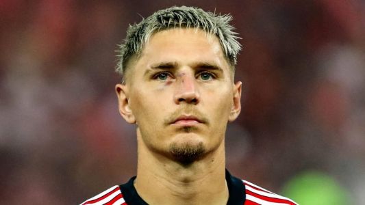 Varela entrou em campo com o rosto machucado após briga com Gerson, companheiro de Flamengo