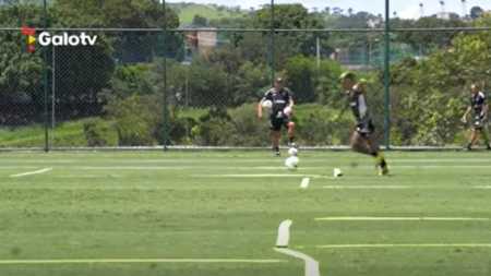 Vargas chutou de fora da área e acertou a bola 'na coruja' em treino do Atlético