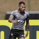 Vargas faz tratamento na Cidade do Galo em dia de folga do elenco