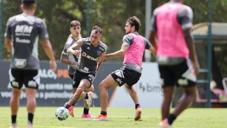 Vargas treinou com o grupo nesta segunda-feira