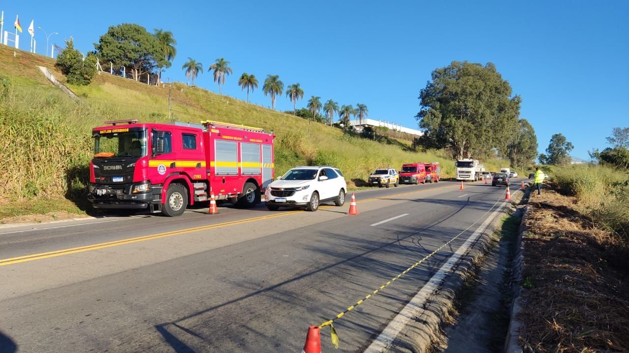 Ônibus com 45 passageiros cai em barranco na BR-491, mata criança e mulher em Varginha
