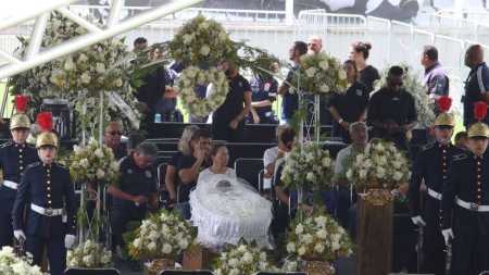 Várias autoridades locais e internacionais já estiveram na Vila Belmiro para o velório do Rei do Futebol