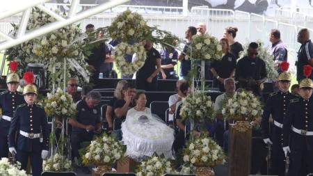 Várias autoridades locais e internacionais já estiveram na Vila Belmiro para o velório do Rei do Futebol