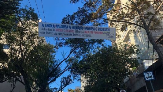 Várias faixas de apoio aos professores são preparadas por pais de estudantes