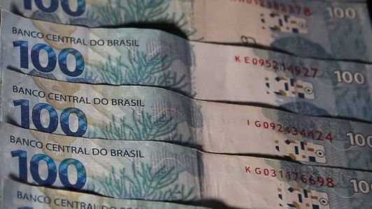 Várias notas de 100 reais