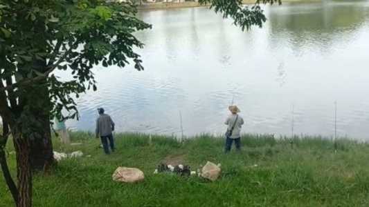 Várias pessoas pescam e consome peixe fisgados na Lagoa da Pampulha
