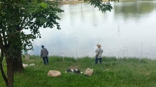 Várias pessoas pescam e consome peixe fisgados na Lagoa da Pampulha