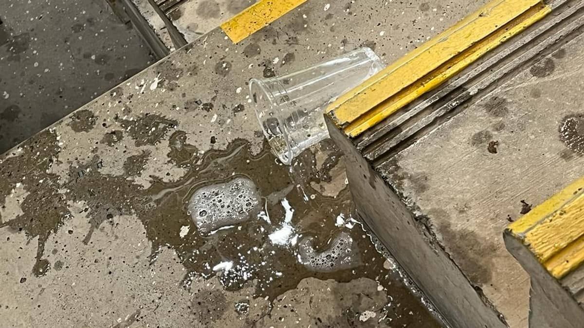 Bombas, 30 copos, isqueiros e até tênis: os objetos atirados no gramado no clássico