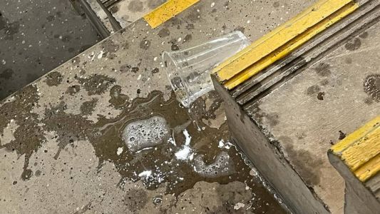 Vários copos e outros objetos foram atirados no gramado do Independência