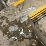 Bombas, 30 copos, isqueiros e até tênis: os objetos atirados no gramado no clássico