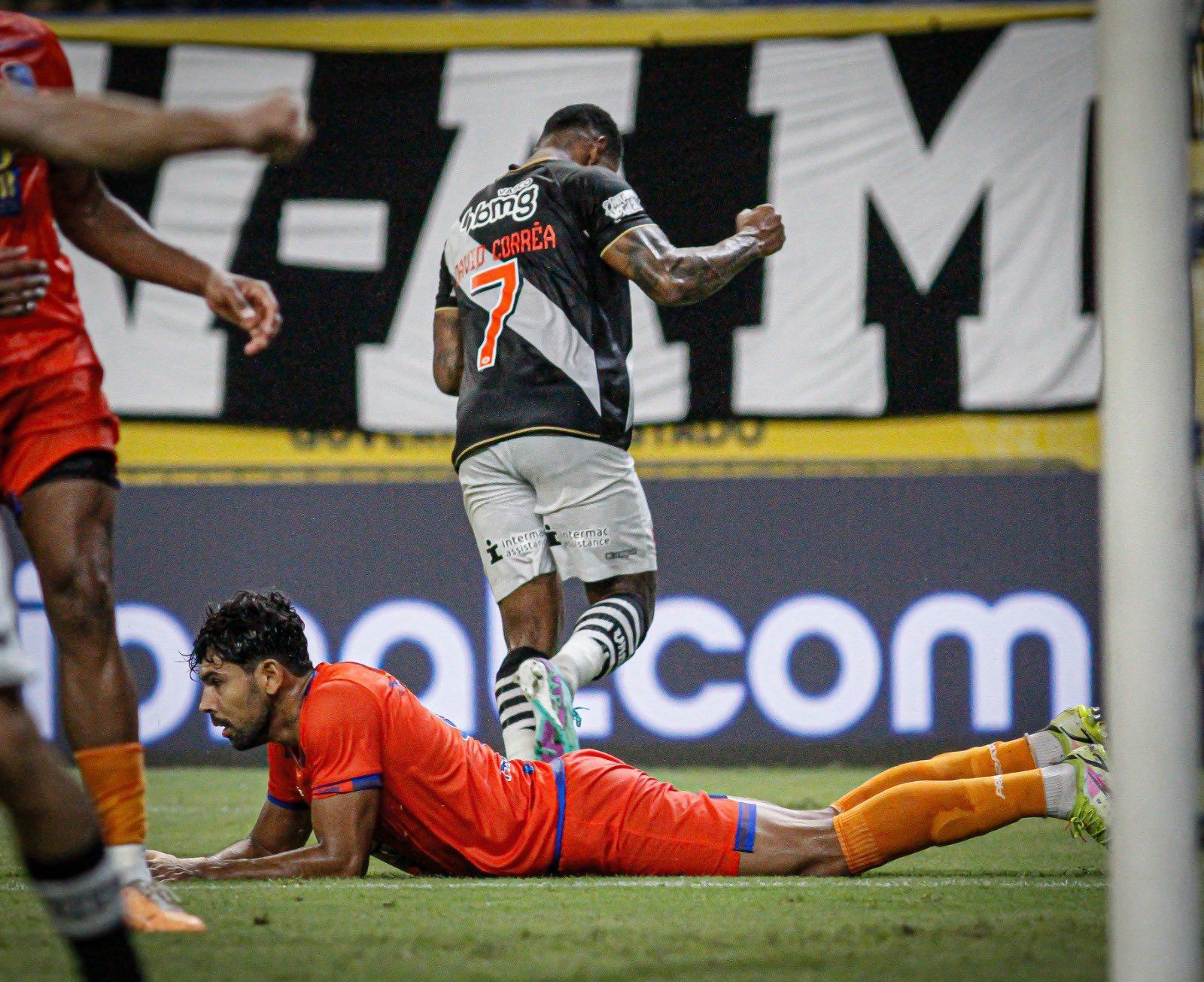 Vasco perde muitas chances, mas vence o Audax em Manaus, pelo Carioca