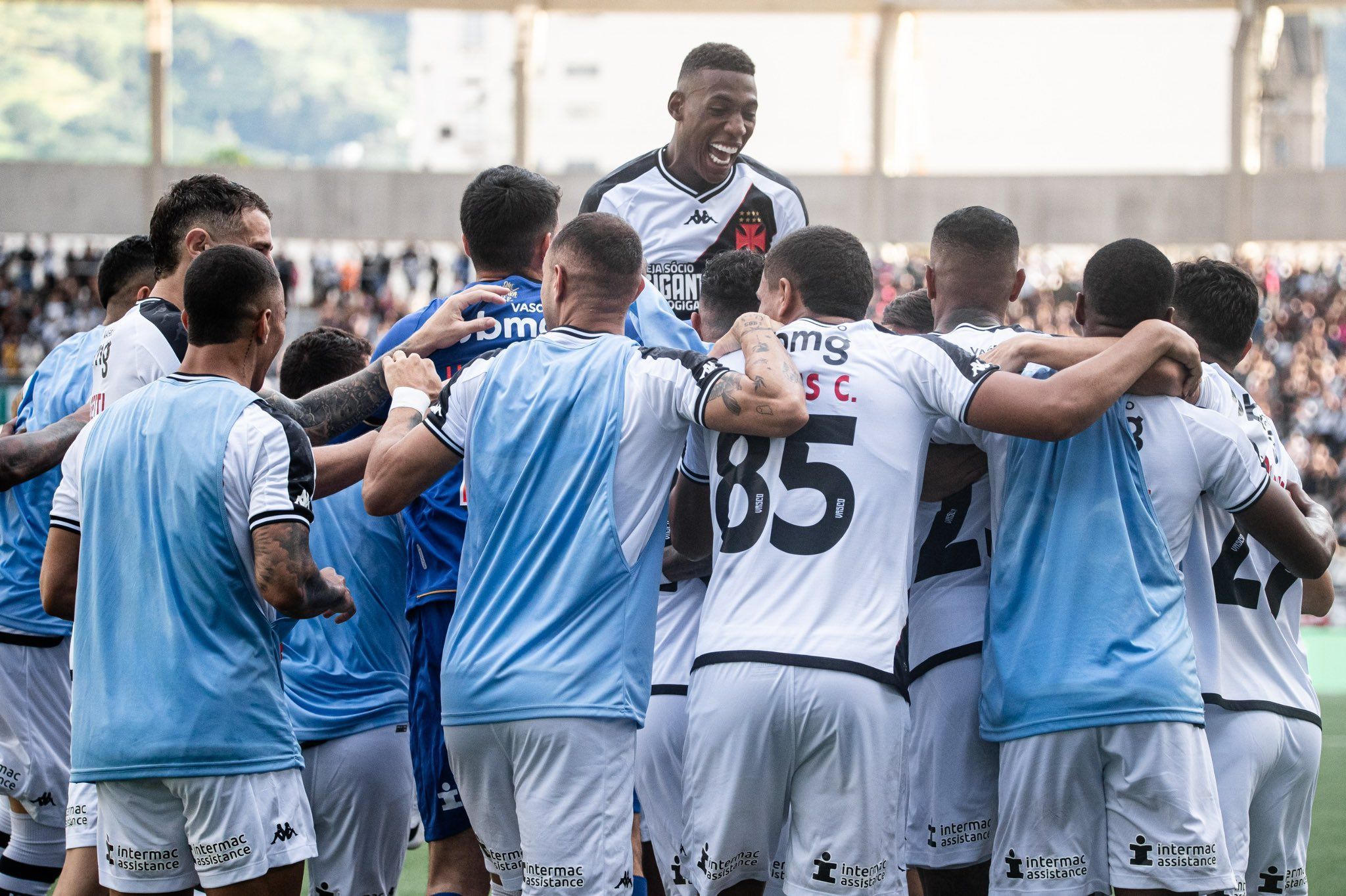 Vasco vence o Botafogo de virada em clássico de golaços pelo Carioca