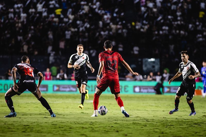Saiba por que árbitro validou 'gol polêmico' de Vegetti em Vasco x Sport