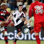 Integrantes da torcida do Vasco se reúnem com jogadores e diretoria