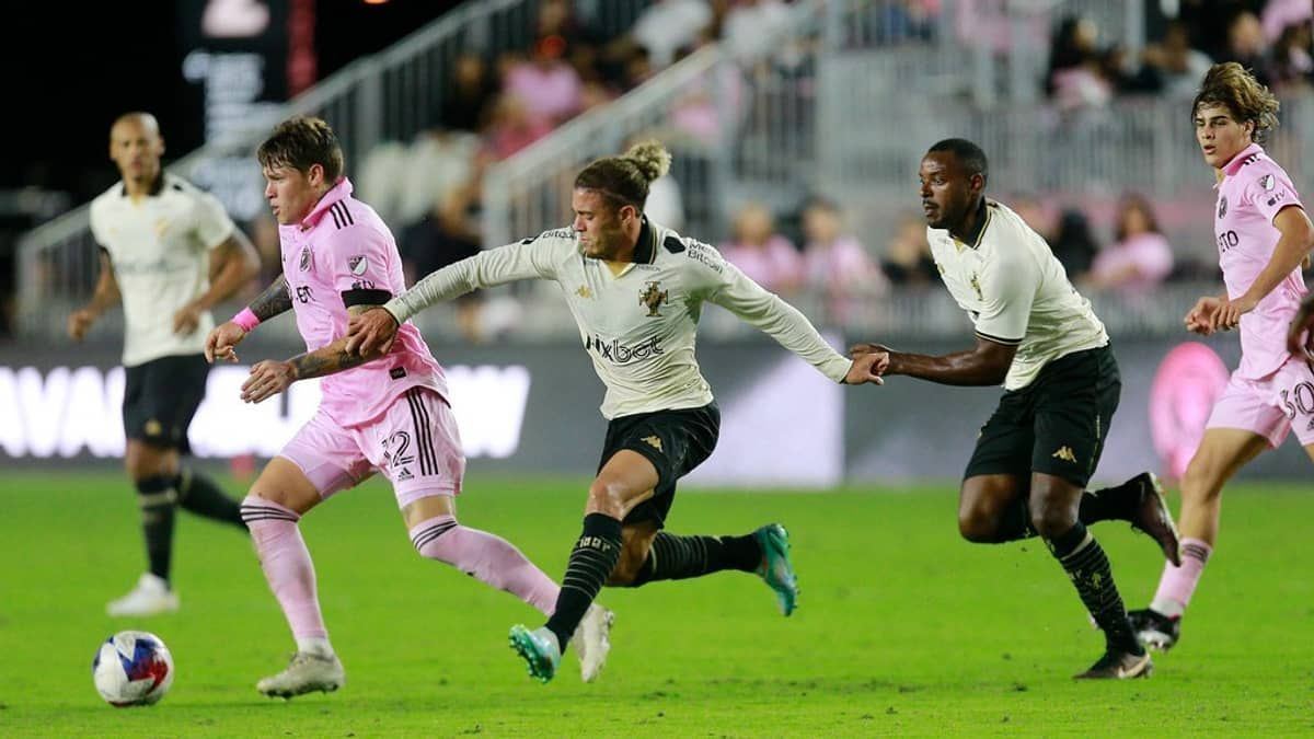 Novo time de Messi foi goleado pelo Vasco neste ano; relembre