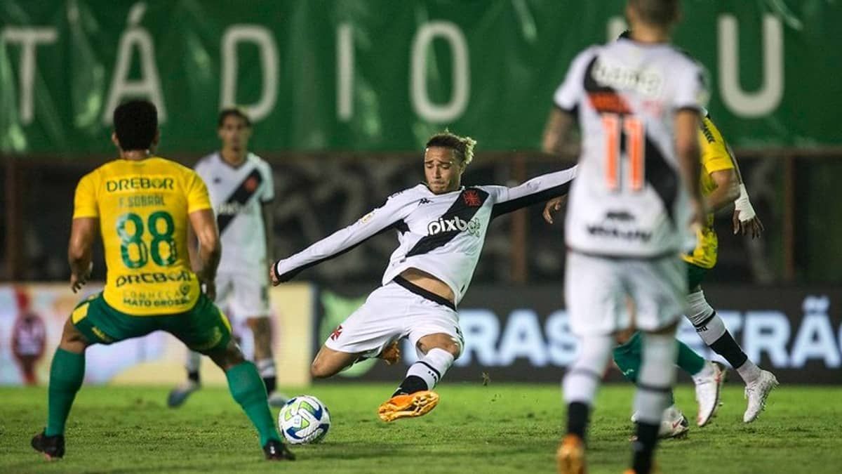 Vasco é quem mais precisa finalizar para marcar gol no Brasileirão; veja ranking