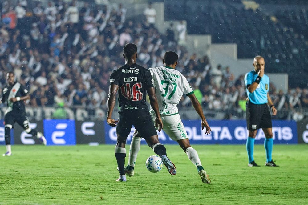 Vasco domina a Chapecoense, leva gol espetacular de falta e só empata pelo Brasileiro