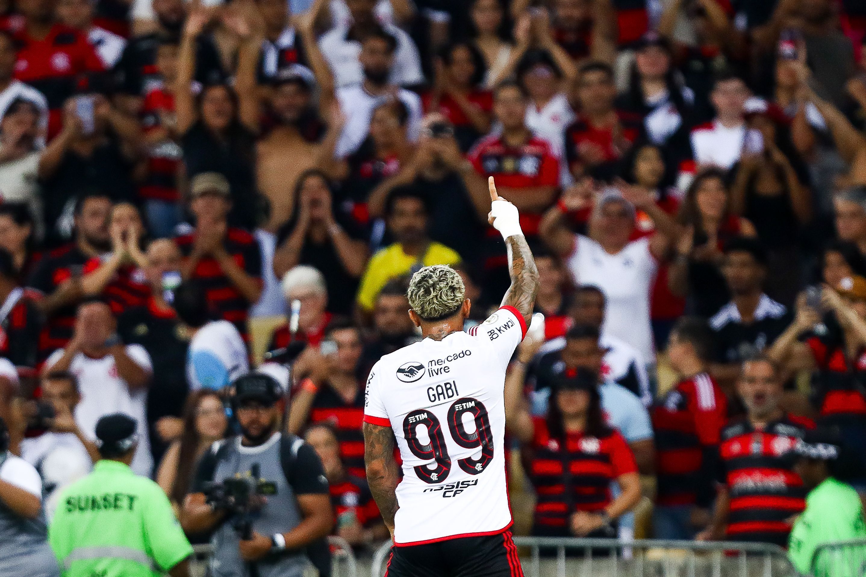 Gabigol garante que quer continuar no Flamengo, após polêmicas