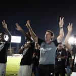 Diniz dá razão para protestos no Vasco e vê evolução antes da goleada