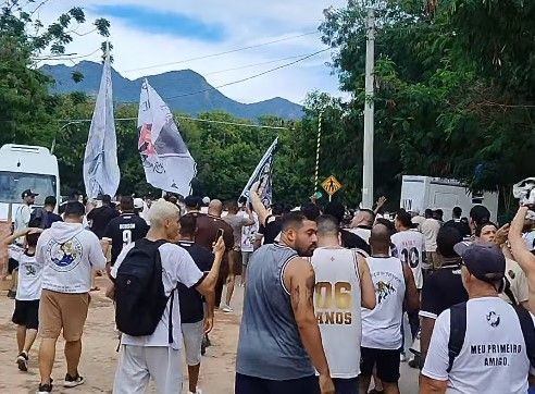Torcida vai ao CT e apoia time do Vasco antes de decisão com Fluminense