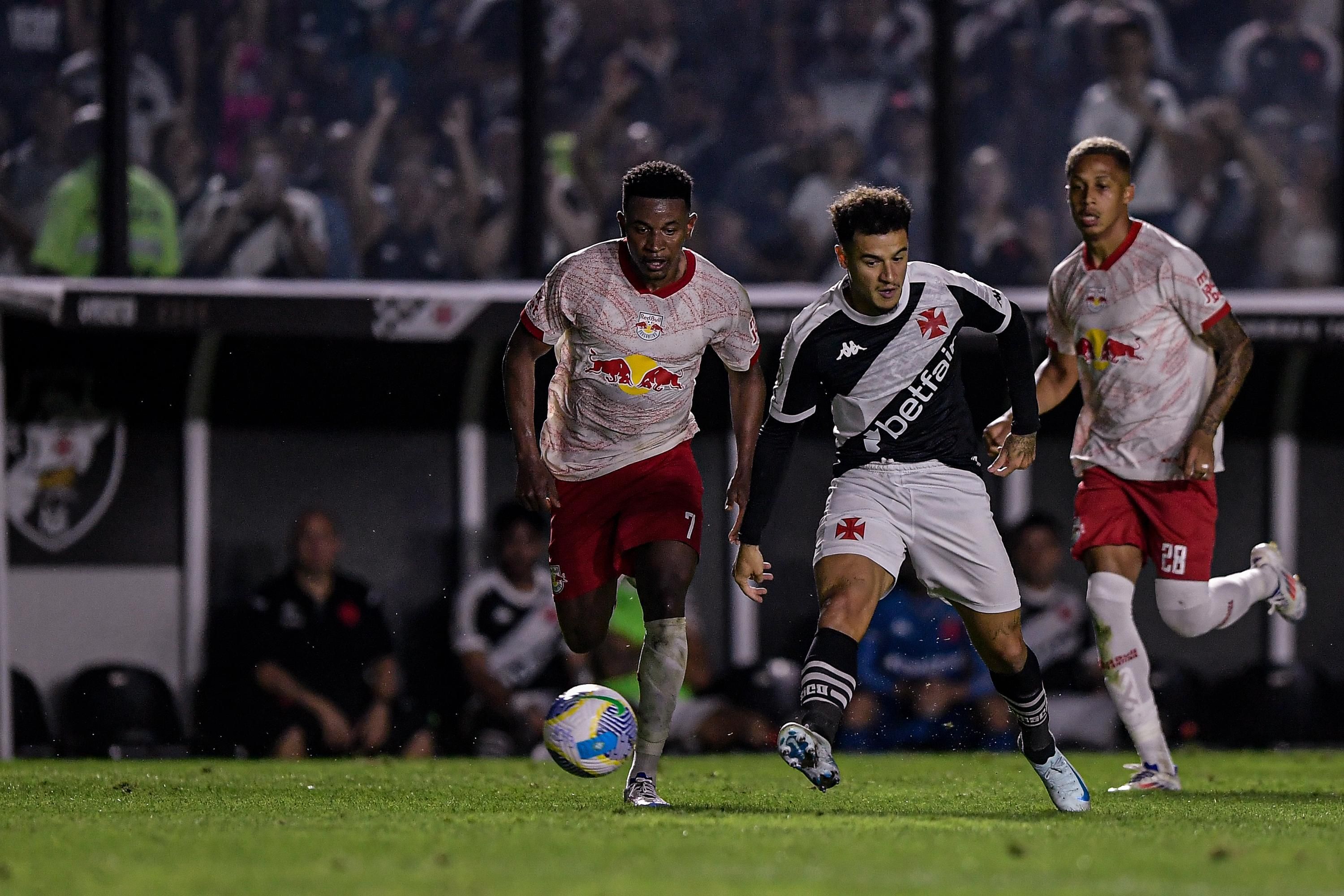 Vasco sofre gol no fim, empata com Bragantino e acumula jogos sem vencer no Brasileiro