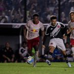 Vasco sofre gol no fim, empata com Bragantino e acumula jogos sem vencer no Brasileiro