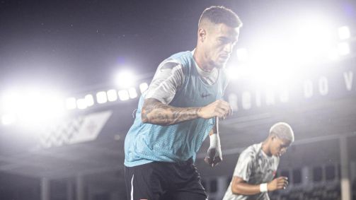 Coutinho durante aquecimento em São Januário