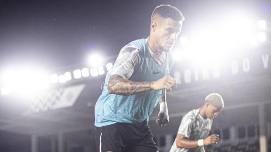 Coutinho durante aquecimento em São Januário