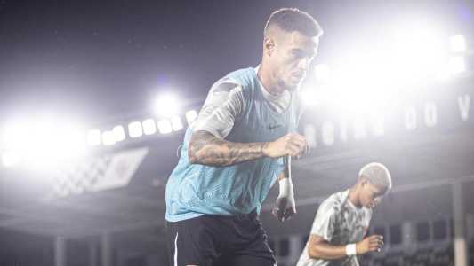 Coutinho durante aquecimento em São Januário