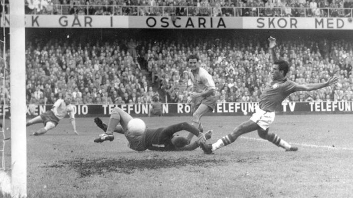 Vavá marcou os dois primeiros gols do Brasil na vitória sobre a Suécia na final da Copa de 1958