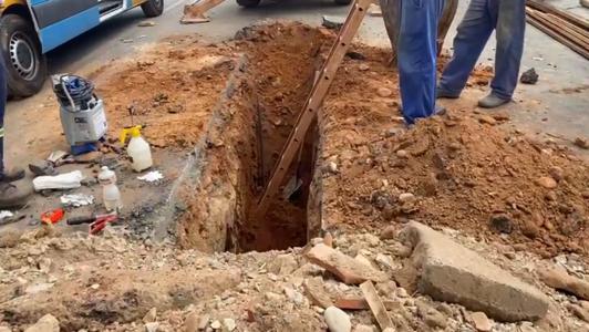 Foto mostra buraco aberto em rua do bairro Cidade Nova, em BH