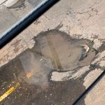 Vazamento de esgoto causa transtorno no Bairro São Pedro em Juiz de Fora