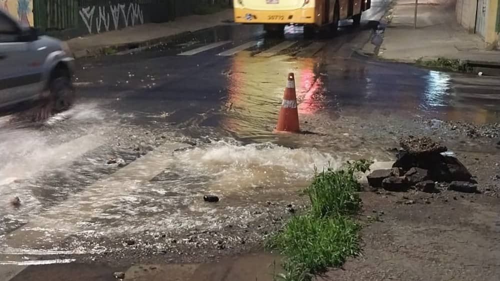 Vazamento de água no bairro Mangabeiras deixa moradores sem água