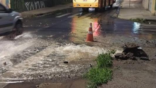 Vazamento de água no bairro Mangabeiras deixa moradores sem água