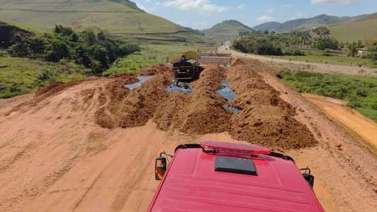 Vazamento de emulsão asfáltica na BR-356, em Muriaé
