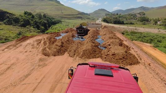 Vazamento de emulsão asfáltica na BR-356, em Muriaé