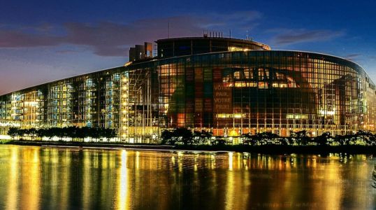 O gerente de futebol do Cruzeiro, Valdir Barbosa, afirmou à Itatiaia, na noite desta segunda-feira, que o clube celeste ainda pode contratar o meia Lucas Lima, do Santos, e que entrará na briga para ter o atacante Robinho.