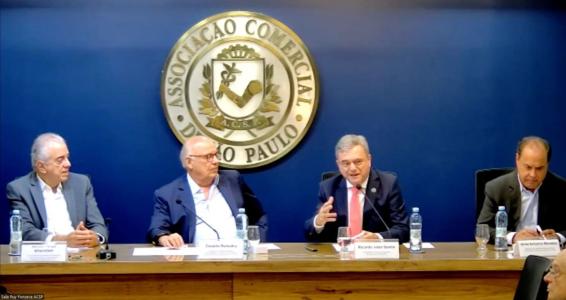 O gerente de futebol do Cruzeiro, Valdir Barbosa, afirmou à Itatiaia, na noite desta segunda-feira, que o clube celeste ainda pode contratar o meia Lucas Lima, do Santos, e que entrará na briga para ter o atacante Robinho.
