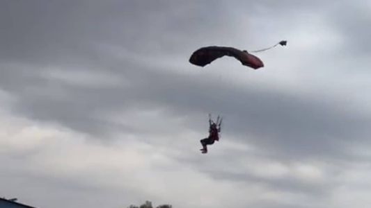 Um homem foi atingido pelo paraquedista, bateu a cabeça no chão e morreu