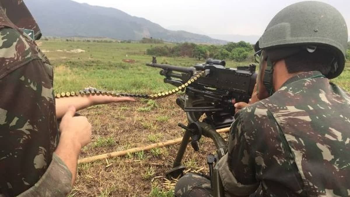 Metralhadoras furtadas do Exército foram oferecidas por R$ 180 mil cada para facção no Rio