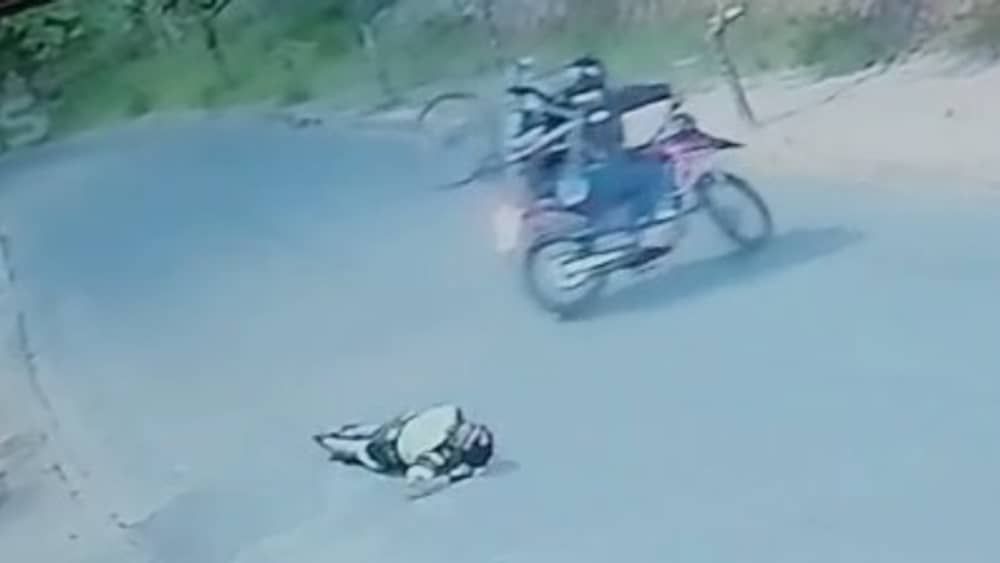 Vídeo: criminosos em moto assaltam ciclista e carregam bicicleta nas costas em Contagem